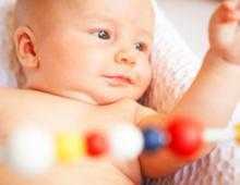 Развитие ребенка на 2 месяце игрушки